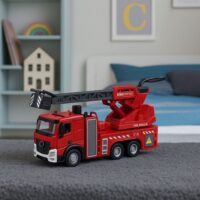 Gaisrinės automobilis su kopėčiomis ir vandens purškimo žarna