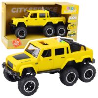 6×6 bekelės pikapas su šviesomis