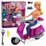 Anlily keliautoja – 30 cm lėlė su motoroleriu