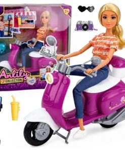 Anlily keliautoja – 30 cm lėlė su motoroleriu