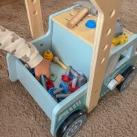 TOOKY TOY medinis stumdukas su dirbtuvėmis ir įrankių komplektu