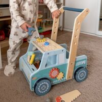 TOOKY TOY medinis stumdukas su dirbtuvėmis ir įrankių komplektu
