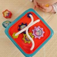 WOOPIE BABY Interaktyvus jutiminis edukacinis Montessori rūšiavimo kubas 6in1